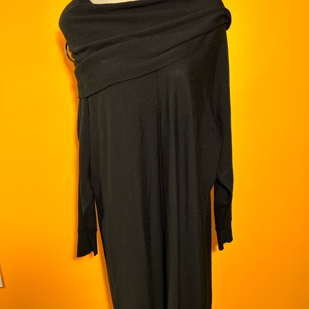 Elegant Women's dress.Size XL.Brand TAHARI.100% Extrafine Merino Wool.$50
